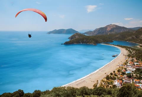 Beach nearby, free beach shuttle, beach volleyball