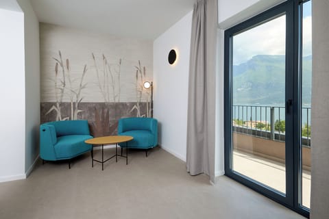 Junior Studio Suite, Lake View | Minibar, in-room safe, desk, free WiFi