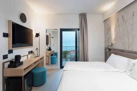 Deluxe Double or Twin Room, Lake View | Minibar, in-room safe, desk, free WiFi