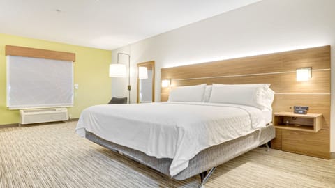 Premium bedding, in-room safe, desk, laptop workspace