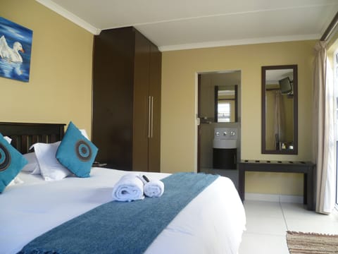 King Bedroom  | Free WiFi, bed sheets