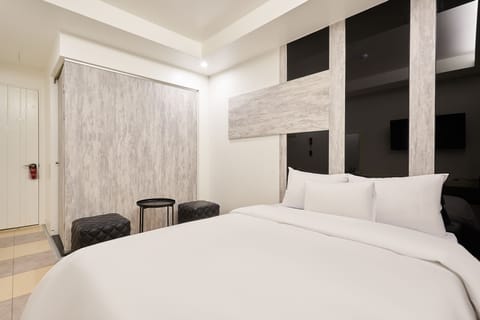 Standard Room | Premium bedding, desk, blackout drapes, WiFi (free)