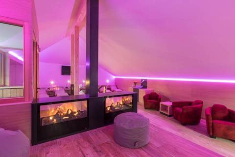 Sauna, hot tub, steam room