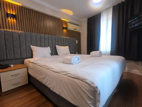 Deluxe Double Room, Sea View | Premium bedding, in-room safe, desk, laptop workspace