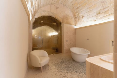 Family Studio Suite | Bathroom | Free toiletries, hair dryer, slippers, bidet