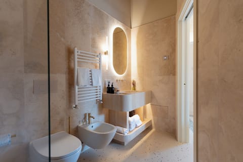 Deluxe Room | Bathroom | Free toiletries, hair dryer, slippers, bidet