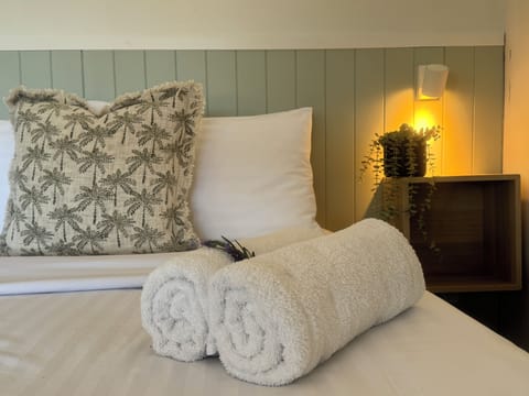 Deluxe Queen Room | Premium bedding, iron/ironing board, free WiFi, bed sheets