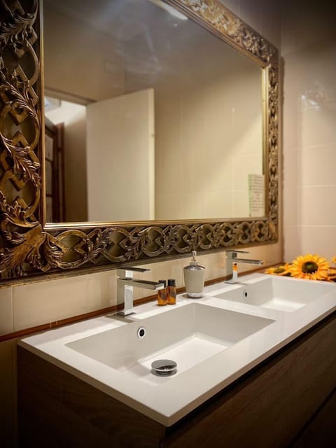 Suite | Bathroom | Shower, free toiletries, bidet, towels