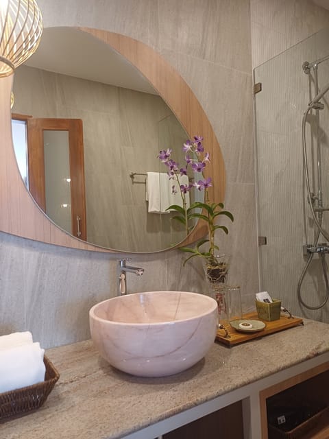 Honeymoon Room | Bathroom | Shower, free toiletries, slippers, towels