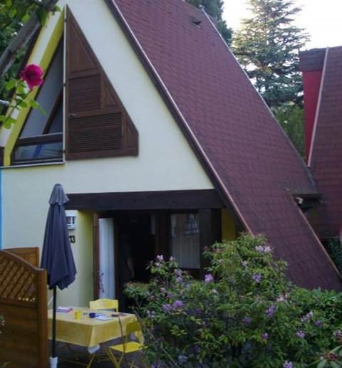 Pavillon Muscat en été avec sa terrasse de plain-pied