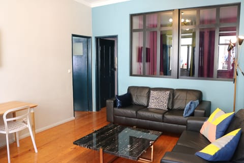 Bright & large living room. 2 sofas, dining table for 6, big cable TV, fast WiFi