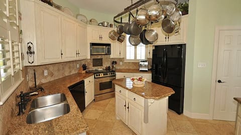 Fully stocked kitchen with EVERYTHING you need! 