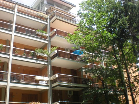 veduta dal portone, balcone con ombrellone