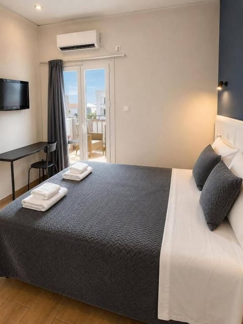 Double Room | Desk, blackout drapes, soundproofing, iron/ironing board (on request)