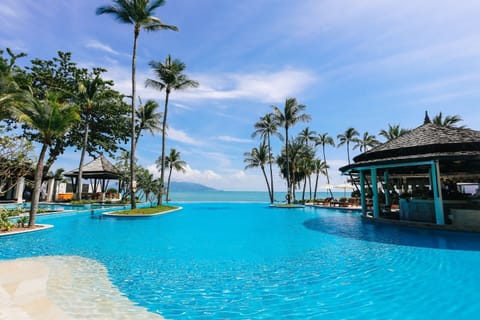 2 outdoor pools, sun loungers