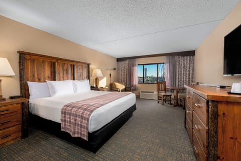 Classic Room, 1 King Bed | Desk, blackout drapes, iron/ironing board, free WiFi