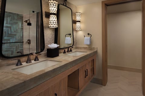 King Kamehameha Suite - Club Level | Bathroom | Combined shower/tub, hair dryer, towels