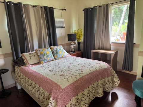 Queen bed w/ A/C in room