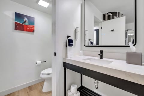 Standard Room, 1 King Bed | Bathroom | Combined shower/tub, hydromassage showerhead, hair dryer, towels