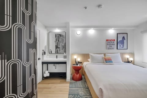 Standard Room, 1 King Bed | In-room safe, desk, laptop workspace, blackout drapes