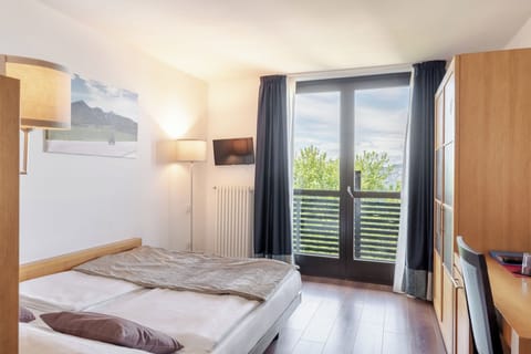 Double Room | Minibar, desk