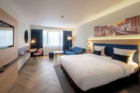 Premium bedding, in-room safe, desk, blackout drapes