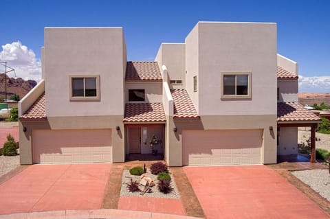 Front view | Unit on right