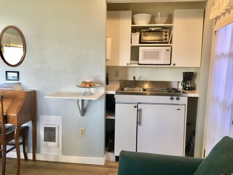 Drop leaf wall-hung counter top provides extra kitchen counter space.