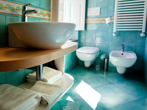 Suite, 2 Bedrooms, Sea View | Bathroom | Shower, hair dryer, bidet, towels