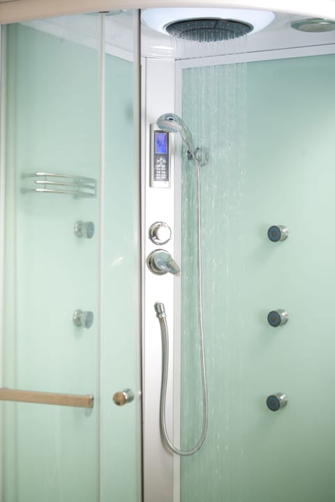 Deluxe Double or Twin Room | Bathroom shower