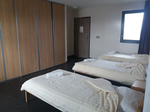Triple Room | Bed sheets, wheelchair access