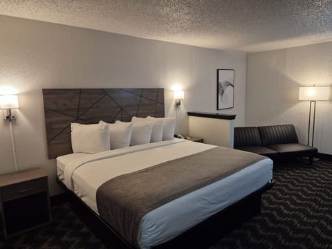 Single King Non-Smoking | Premium bedding, Tempur-Pedic beds, desk, laptop workspace