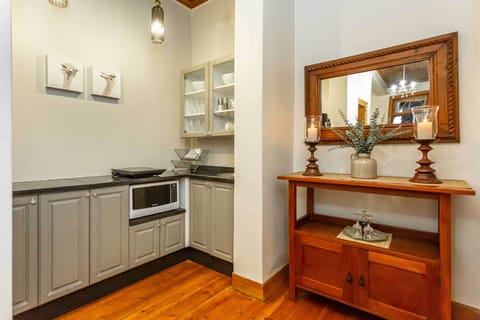 Signature Villa, Kitchenette, Mountain View | Private kitchenette