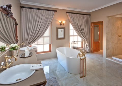 Superior Suite, Ensuite, Mountain View | Bathroom | Designer toiletries, hair dryer, bathrobes, towels