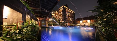 2 outdoor pools