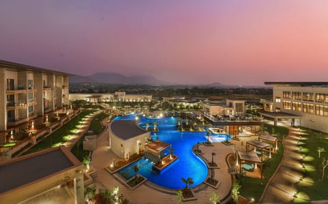 2 bars/lounges, swim-up bar, poolside bar