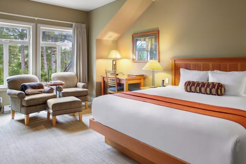 Standard Room, 1 King Bed, Garden View | Premium bedding, pillowtop beds, in-room safe, iron/ironing board