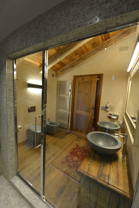 Suite (with Steam Bath) | Bathroom | Shower, free toiletries, hair dryer, slippers