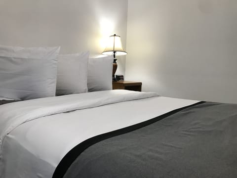 Standard Room, 1 King Bed | Desk, iron/ironing board, free WiFi, bed sheets
