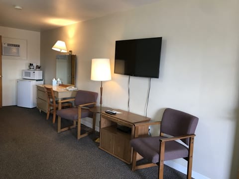 Double Room | Desk, iron/ironing board, free WiFi, bed sheets