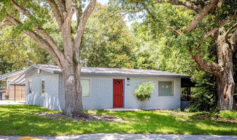 Azalea Cottage - in the heart of Ocean Springs - walk to beach & downtown!