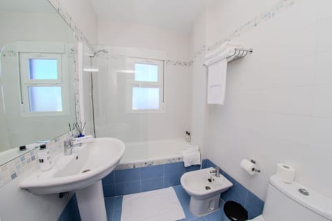 Deluxe Apartment | Bathroom | Combined shower/tub, deep soaking tub, hair dryer, bidet