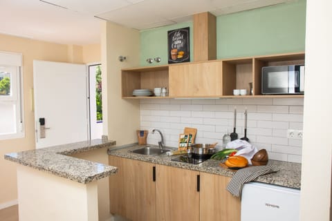 Deluxe Apartment | Private kitchen | Fridge, microwave, stovetop, coffee/tea maker