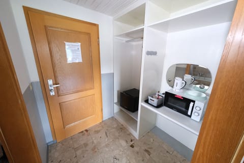 Comfort Double Room | Private kitchen | Microwave, coffee/tea maker, electric kettle, ice maker
