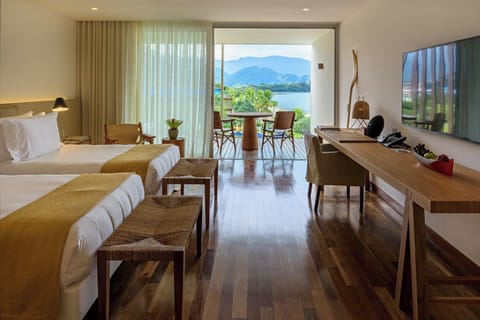 Quarto luxo, 2 camas de solteiro, vista parcial para o oceano | In-room safe, free WiFi, bed sheets