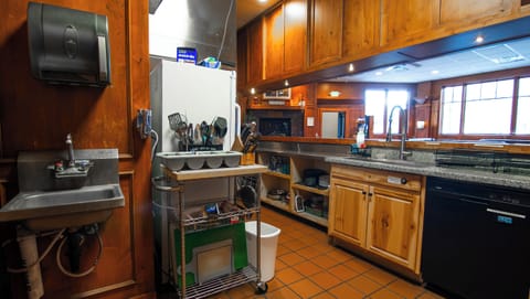 Full-size fridge, microwave, oven, stovetop