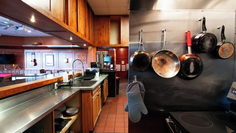 Full-size fridge, microwave, oven, stovetop