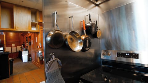 Full-size fridge, microwave, oven, stovetop