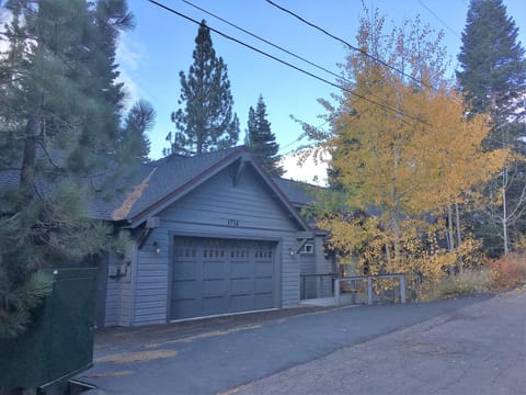Flat Driveway, only 1 step entry, 3 car garage, 3 car driveway parking! Quiet !