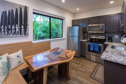 Villa 2 Kitchen and Breakfast Nook